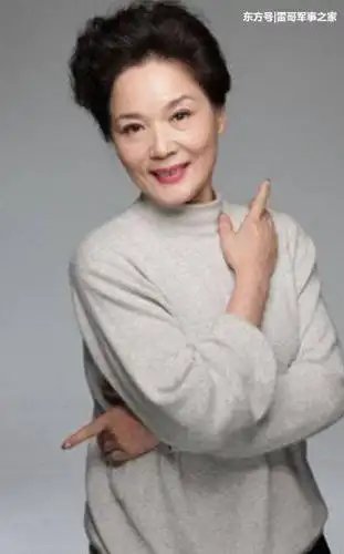 被称为"母亲专业户",因搭档马伊琍而走红,如今年过花甲成这样