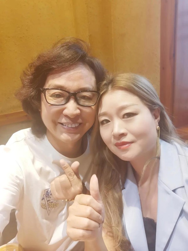 著名歌手谢军阿哥阿妹助力贵州教育事业