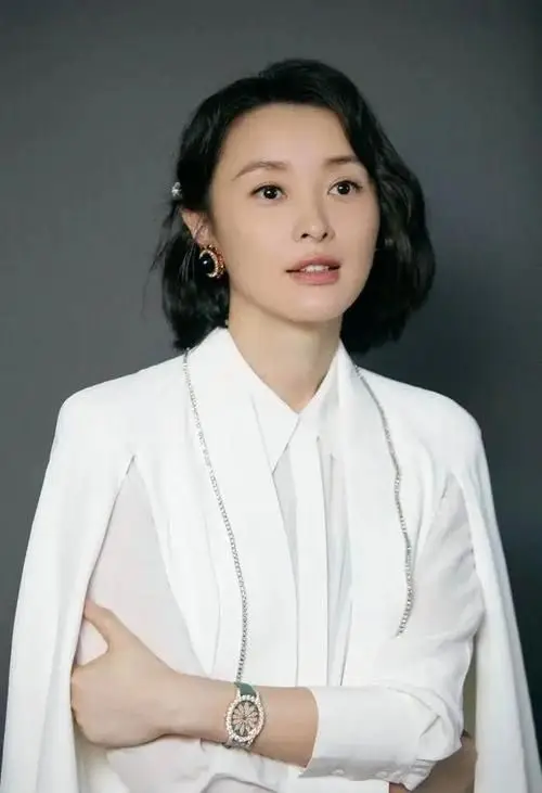 吴越51岁素颜照引热议:真实老去,岁月无损优雅气质