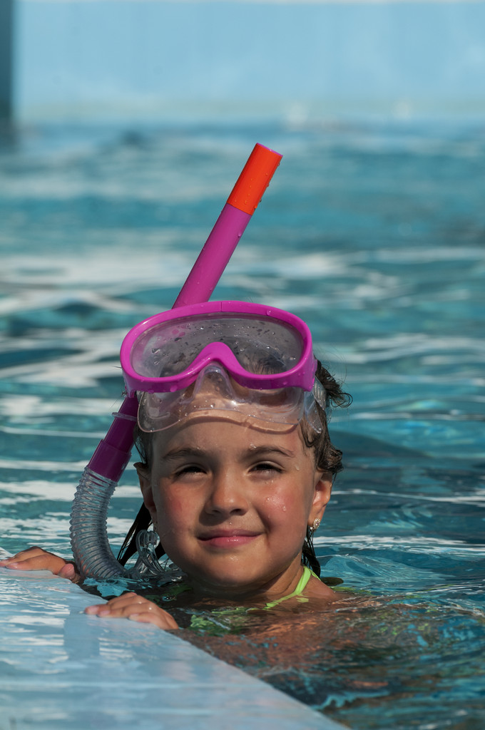 小女孩戴着潜水面具