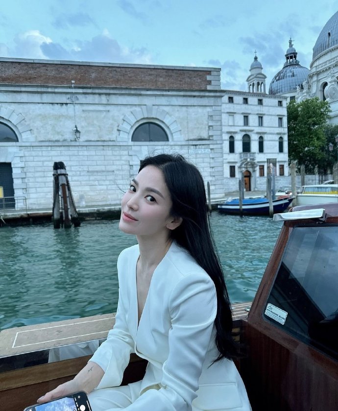 宋慧乔|ins更新chaumet品牌活动造型图,一身白色套装搭配黑长发,一如