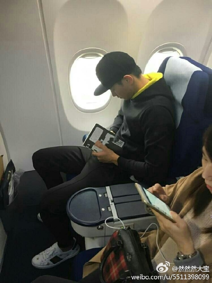 宁泽涛# 尽管在飞机上玩手机用书挡着手. 来自然然然大宝 - 微博