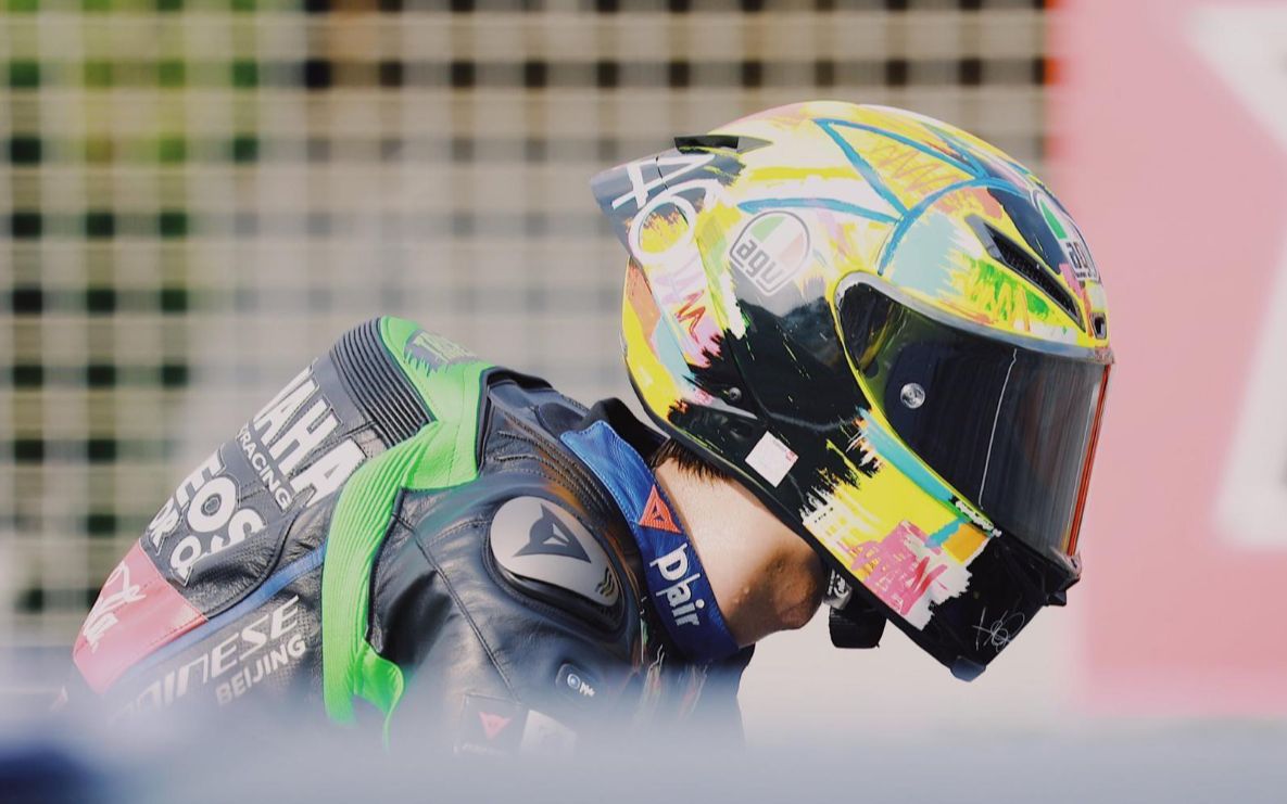 王一博现身珠海zic摩托车赛 85号赛车手酷帅十足_哔哩哔哩 (゜-゜)つ