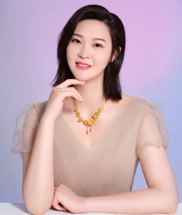 原创惠若琪又代言了,最新写真"强壮"了很多,生过孩子的迹象太明显