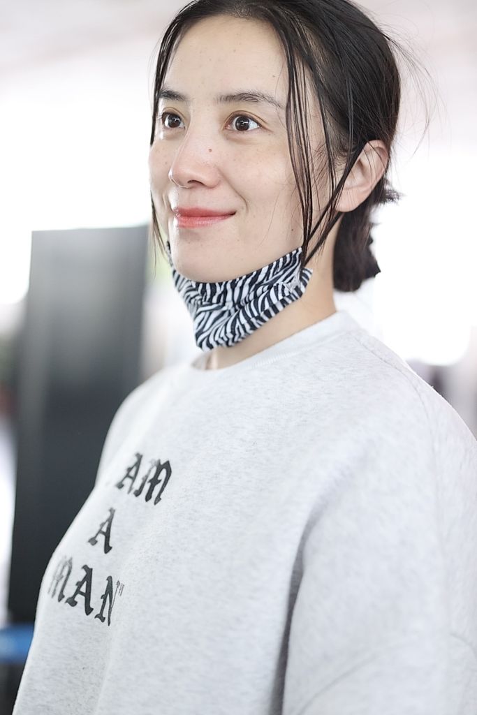 宋佳机场摘口罩素颜皮肤细腻 对镜微笑狙击人心温柔绝了