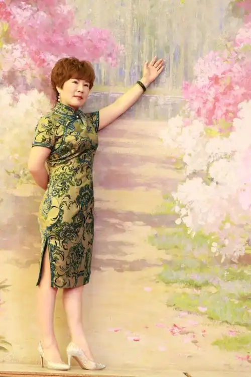 旗袍美人秀 红酒佳丽俏