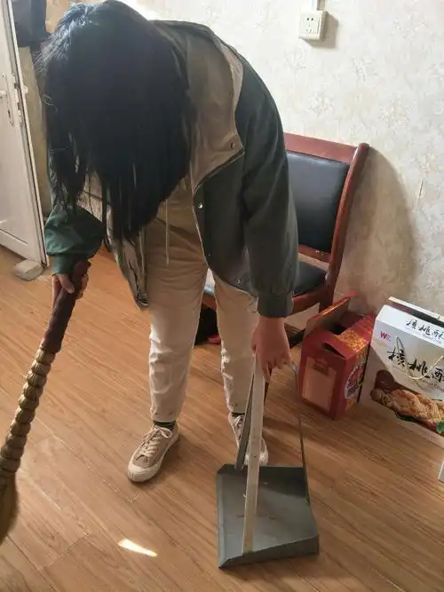 照片集锦描述与说明孝敬父母帮忙打扫卫生活动时间2021-08-12至2021