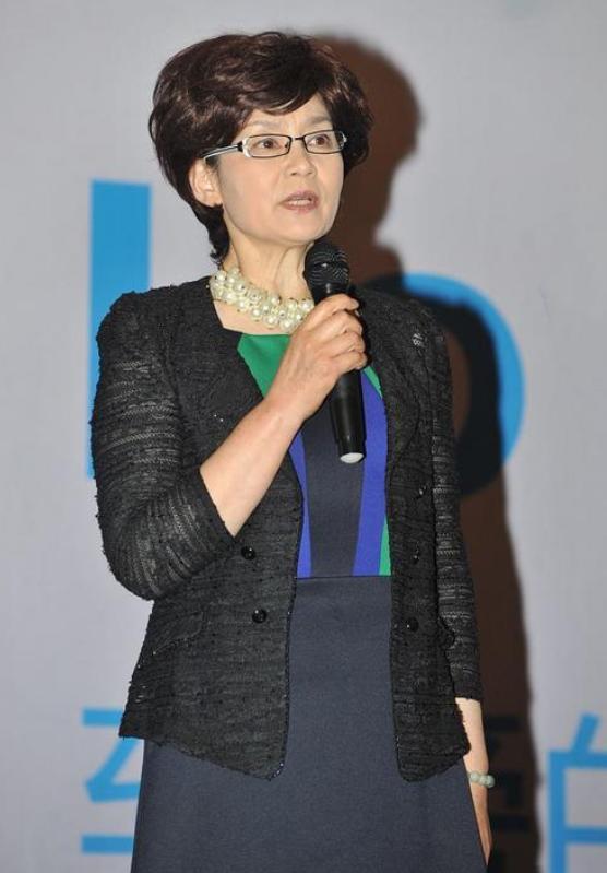 66岁潘虹老了也优雅,穿修身西装藏不住好身材,骨子里透着精致_腾讯