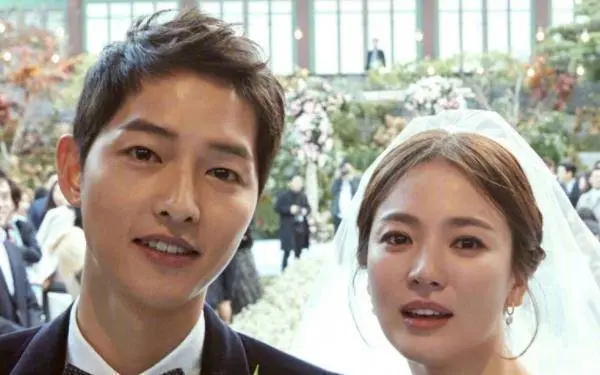 婚礼现场声势浩大,婚礼当天国外明星李光洙,朴宝剑等都到场送上祝福