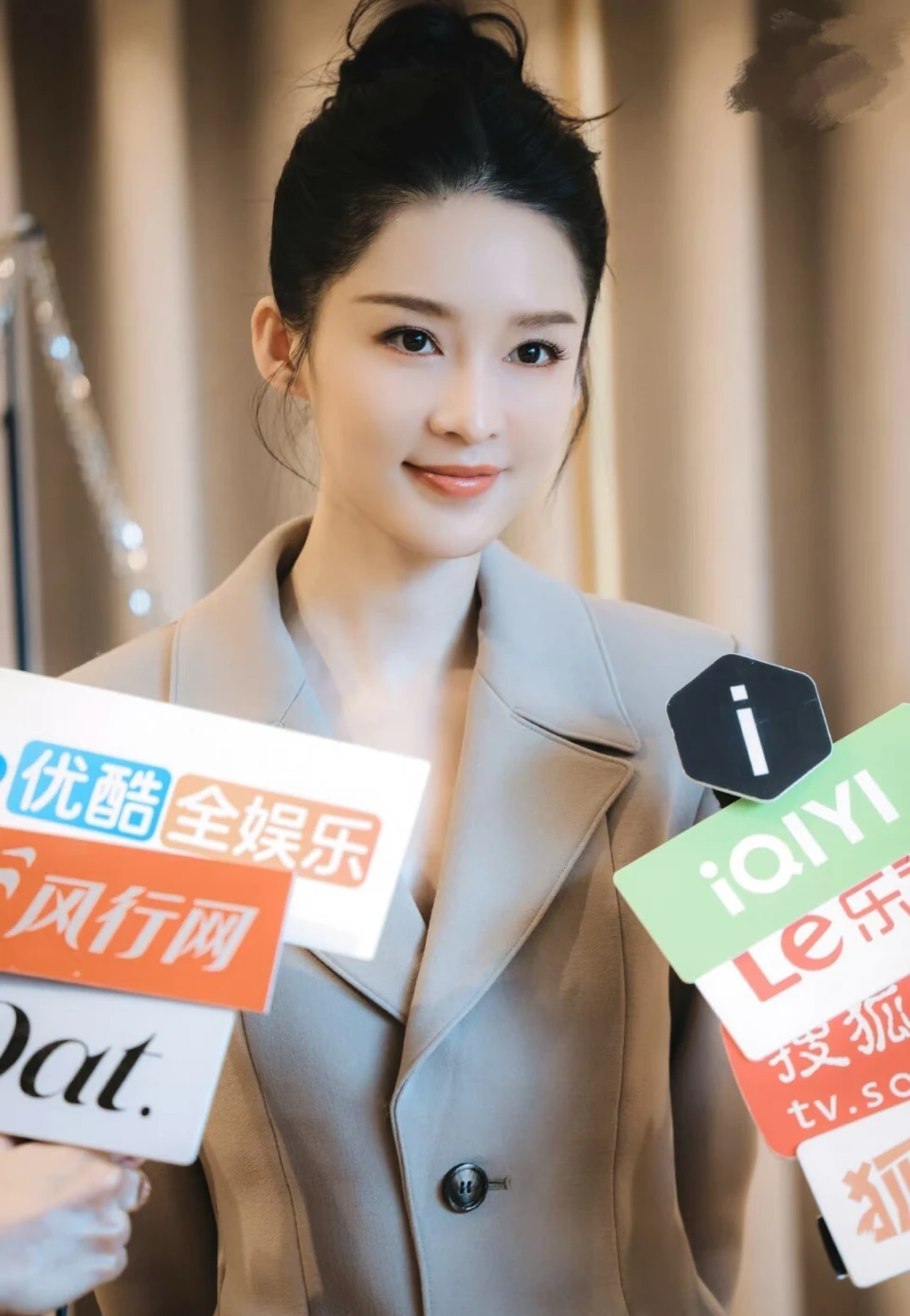 苏州时尚红毯,惠英红气场全开,李沁只惊艳了下半身,我却被言承旭迷了