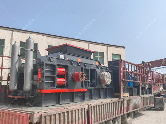 大型液压对辊制砂机适用于各种物料的破碎和制砂.