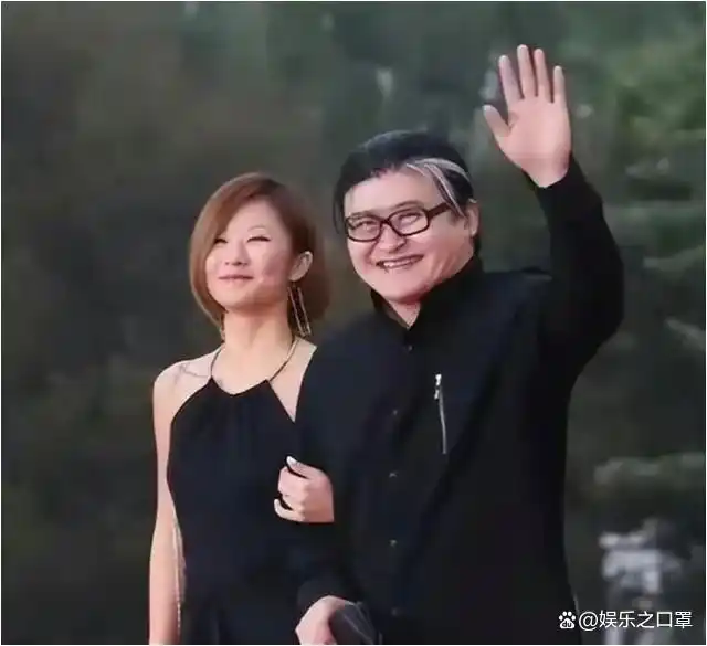 刘欢豪宅设宴,变胖了,妻子卢璐罕见出面,跟丈夫一样福气满满!