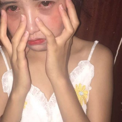 泪眼托腮丧系女生头像