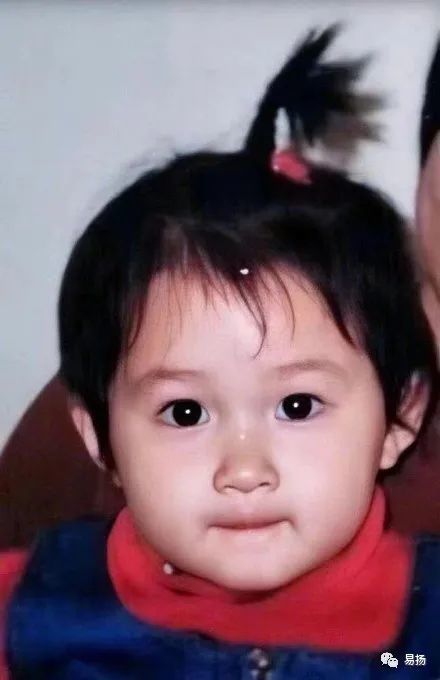 关晓彤小时候真的好可爱啊, 婴儿肥的脸看起来好q的,和长大后的样子