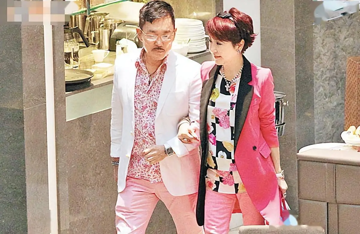 他娶谢贤前妻,认可其"四位一体",夫妻恩爱24载,大度事出有因_江耀城