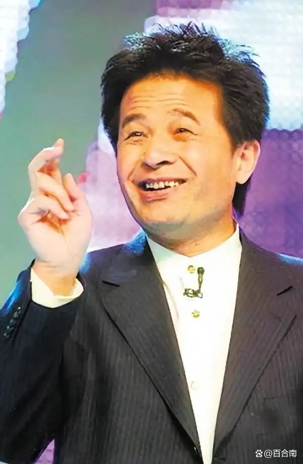 64岁毕福剑陋居农村,戴草帽锄地,吃力修三轮,现状太凄凉