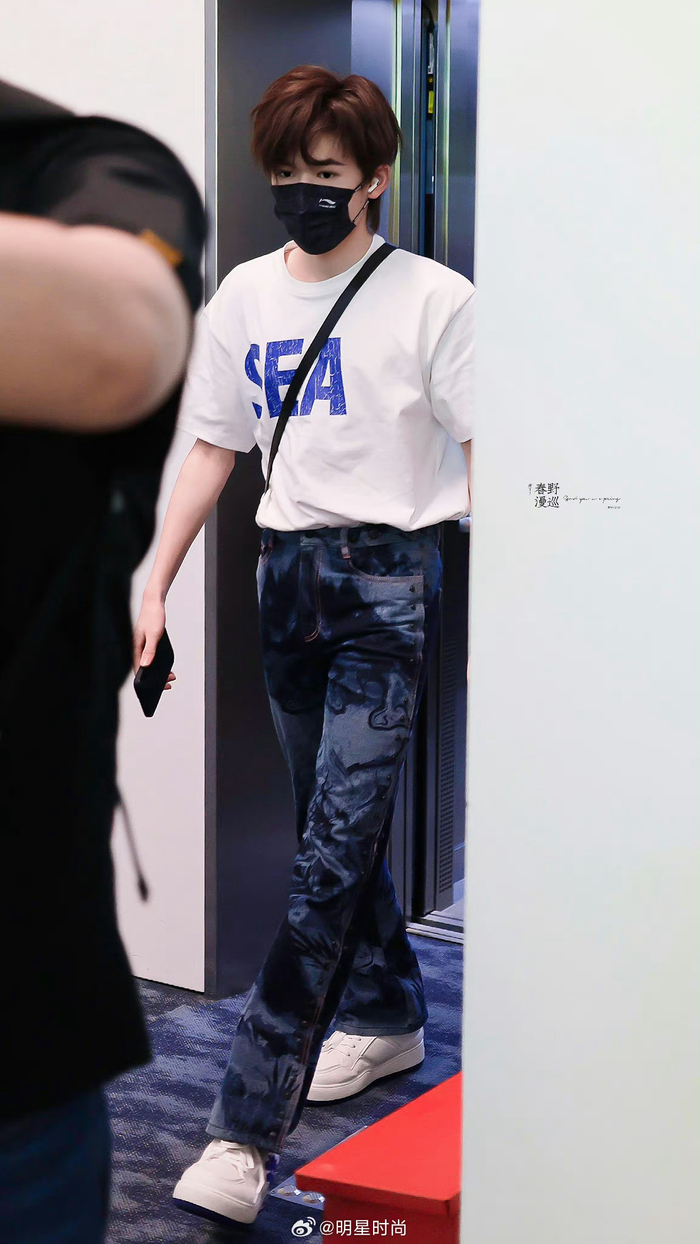 白t 牛仔裤,今日份的小栗子是阳光帅气的大男孩没错了|牛仔裤|宋亚轩