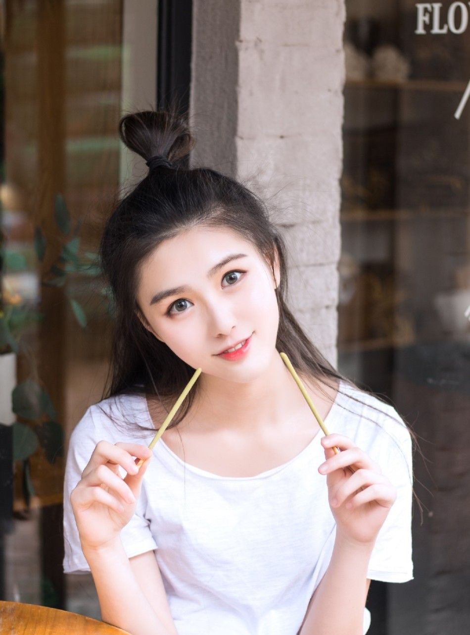 某高校校花清新女神清新写真,百变风格自由转换