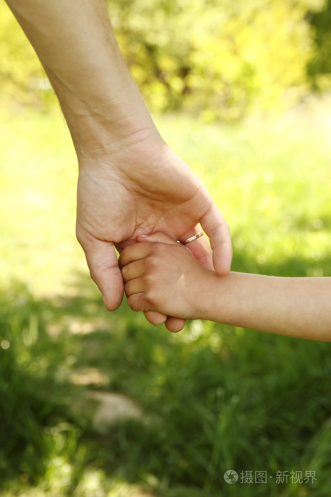 家长牵着孩子的手