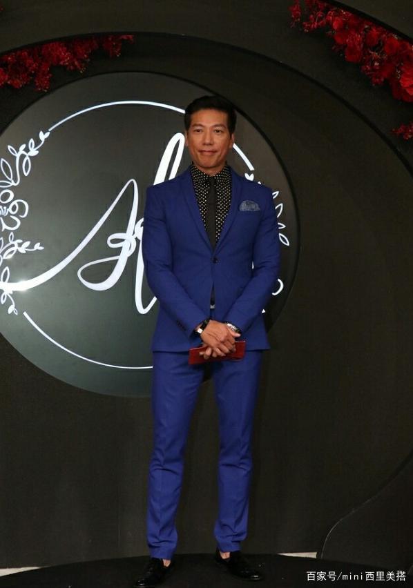 "乌鸦哥"张耀扬老了好面善,穿蓝色西装身材健硕,这才是型男范