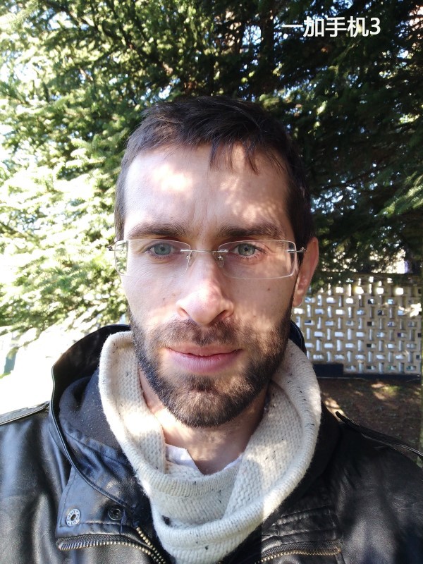 帅哥老外拿这四款旗舰玩自拍结果意外