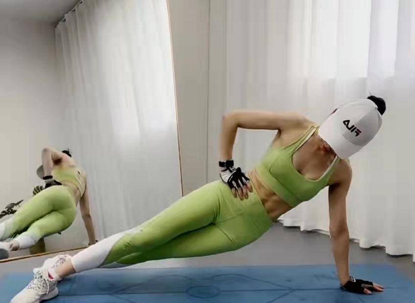 金晨健身照,腹肌线条可太好看了,这才是女明星秀身材的正确方式_肌肉