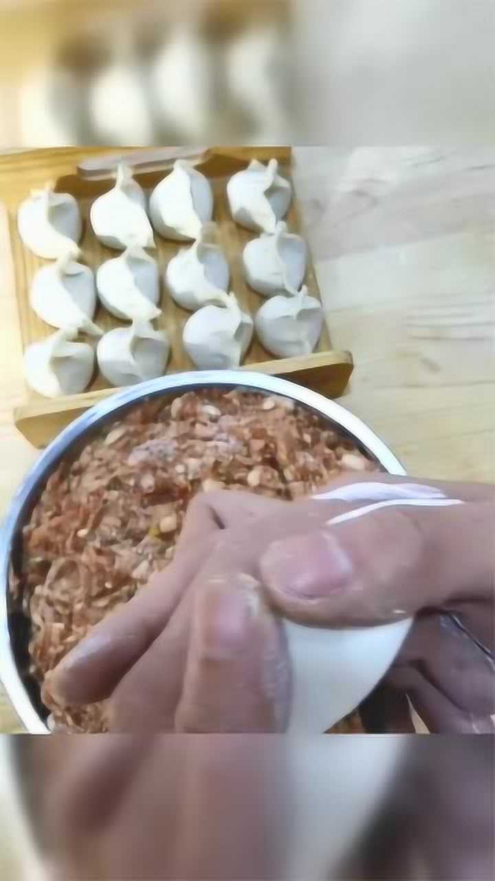 近距离实拍包饺子的手法双手一捏一挤学会这样包简单又快速