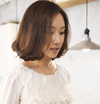 2016-01-18来源:发型师姐编辑:lisa 分享到  中分的沙宣短烫发在发梢