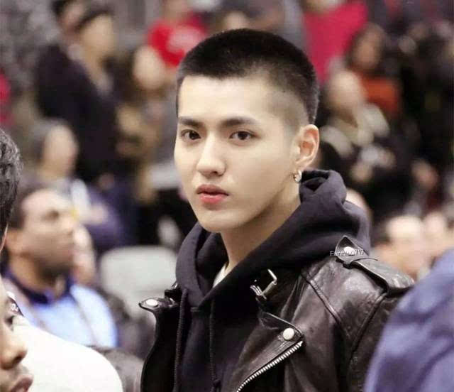 回忆你的童年~ 虽然板寸很短,想要个性一点也不是木有办法,参考吴亦凡