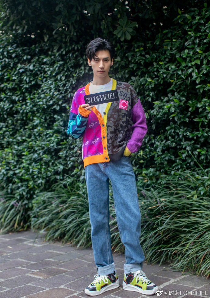 罗云熙leo受邀出席gcds 2020春夏大秀,印花针织开衫搭配白t,牛仔裤和