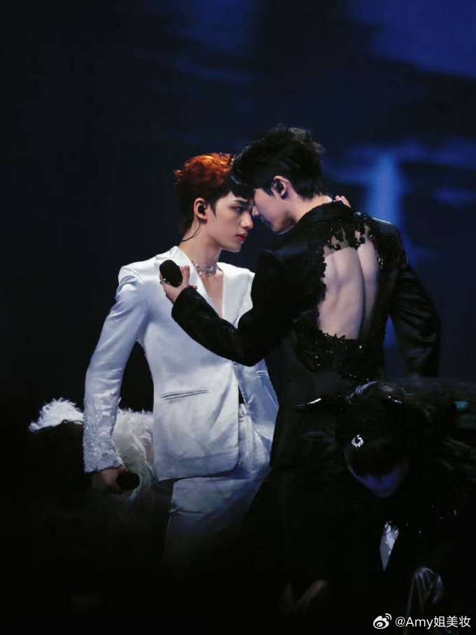 马嘉祺丁程鑫的背看起来很好搓