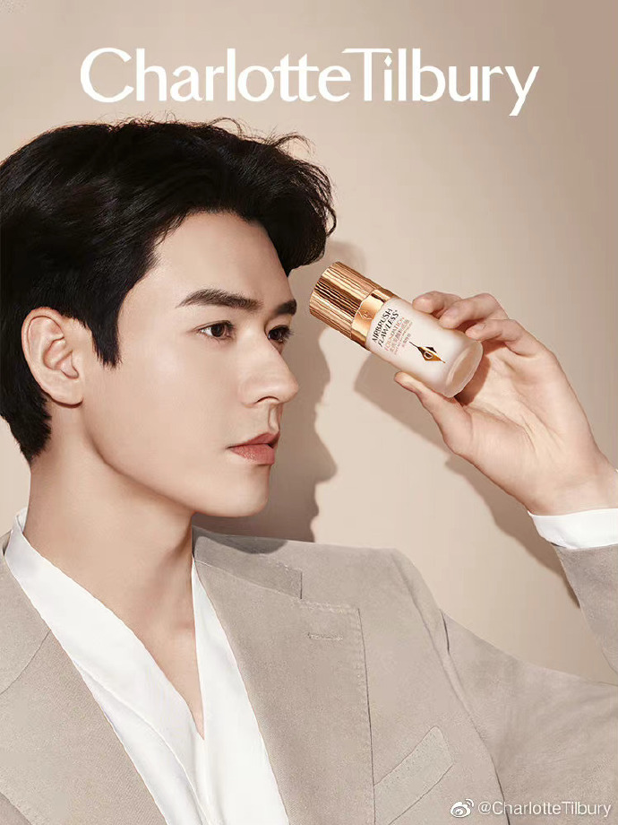 不是涂一堆五颜六色的彩妆,弄得油光满面看出你化妆了.