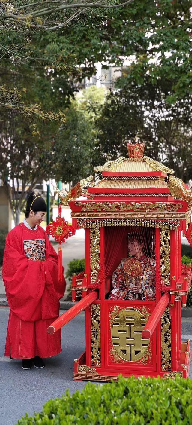 华流才是顶流!骑白马,抬花轿,杭州萧山一对新人中式婚礼出圈
