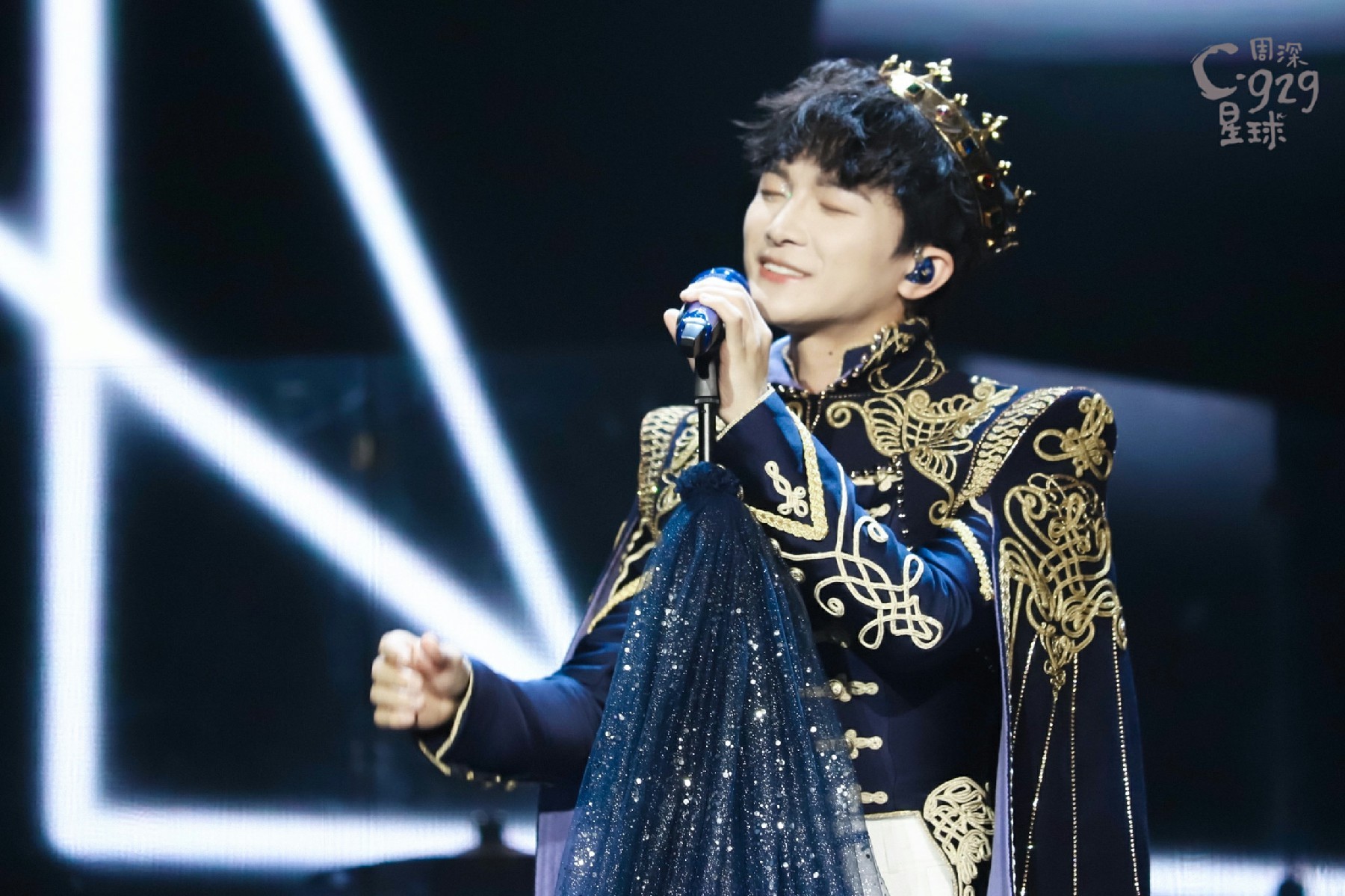 周深c929星球巡演新歌首唱引高潮新造型海魂衫送惊喜惹人羡