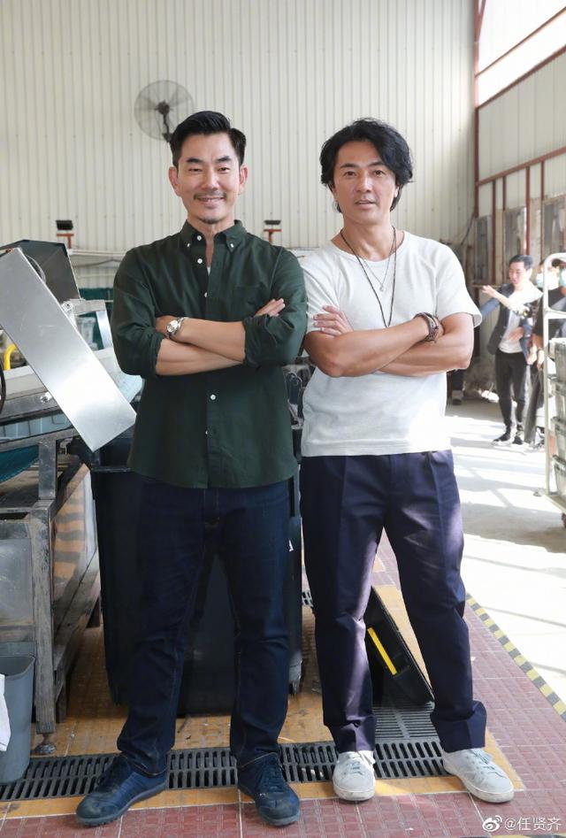 郑伊健与任贤齐罕同框,53岁精神饱满仍帅气,发际线后移明显抢镜