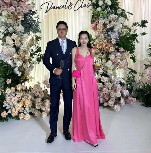 卷入了假名牌包风波的王思佳,跟老公一起出席婚宴,她一身香奈儿,化身