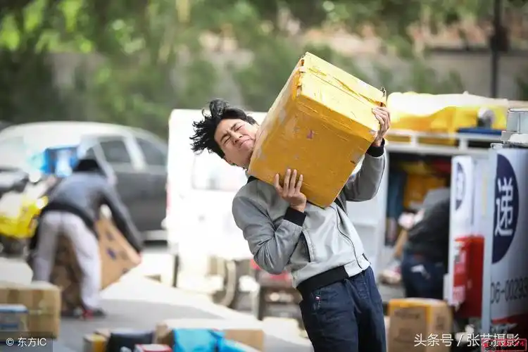 都说快递员的工资高,看看他们的工作有多辛苦!