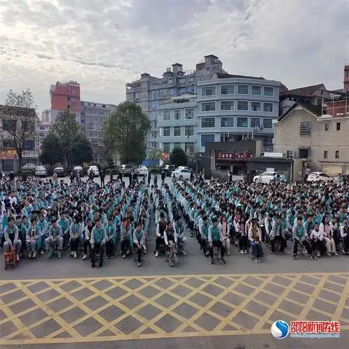 新邵三中法制讲座进校园筑牢安全防护网