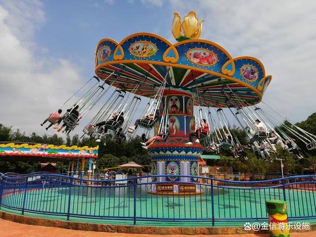 这类大型游乐设施各有自己的特点,是游乐场,公园,主题游乐园等场所的