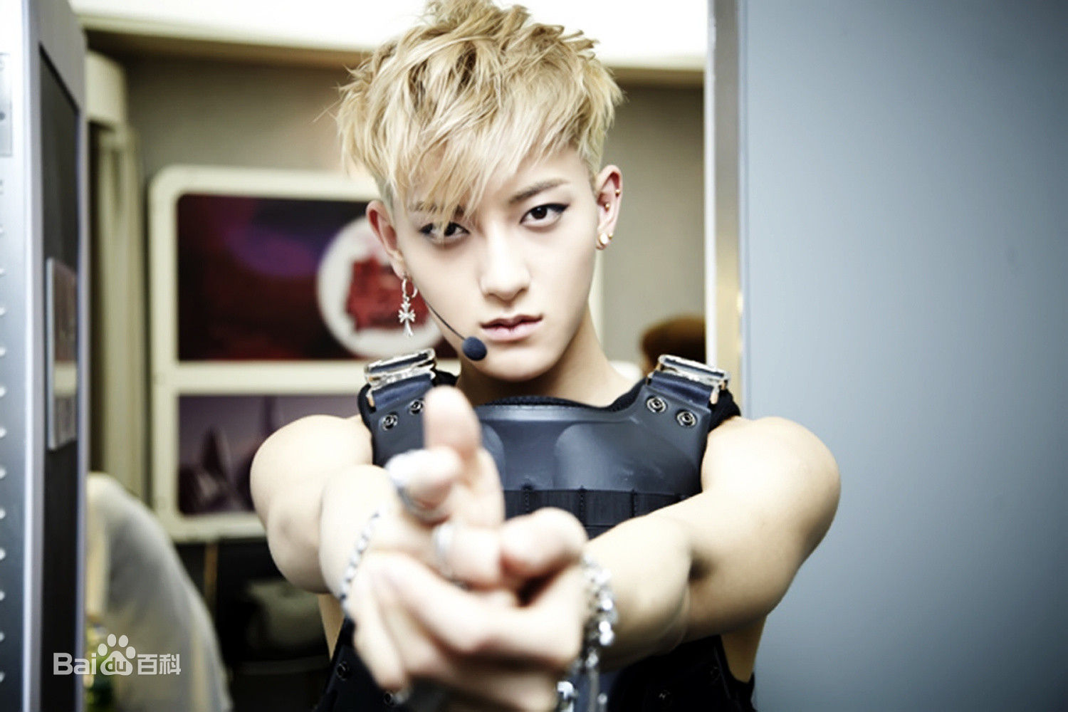 求黄子韬帅气一点的照片,规格:20*14cm