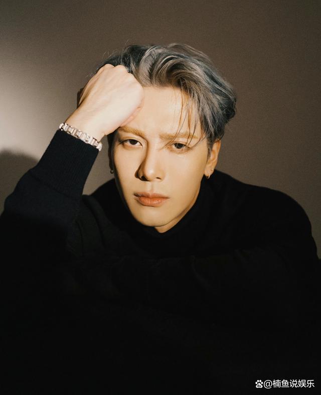 被王嘉尔帅到了!穿深v西装大秀腹肌线条,型男魅力根本挡不住