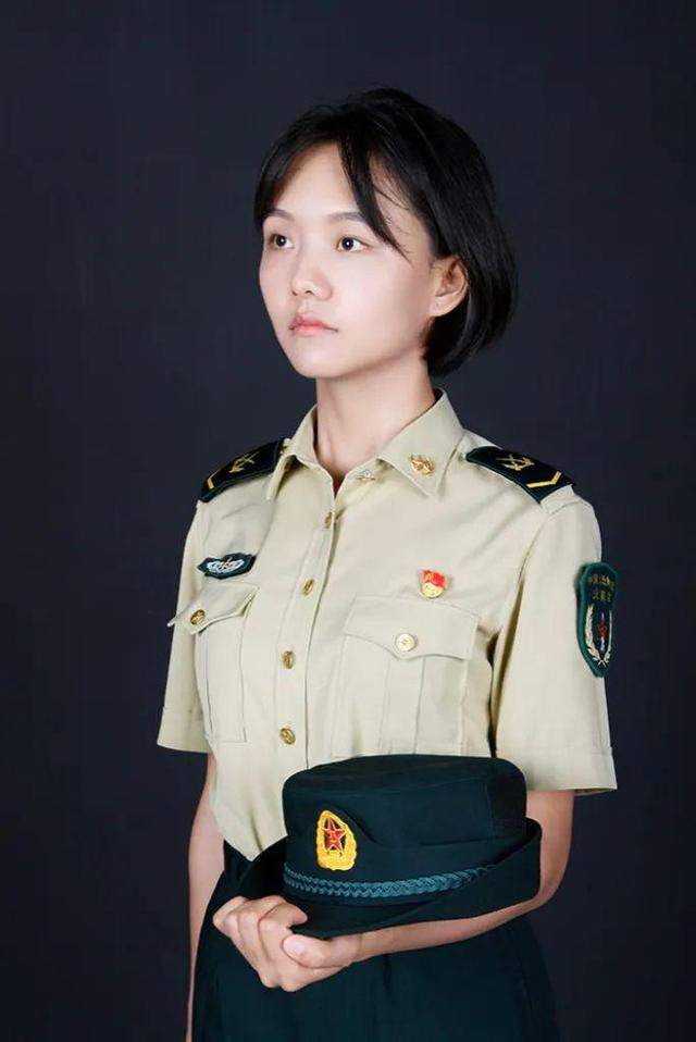 退伍女兵的军装写真,帅!