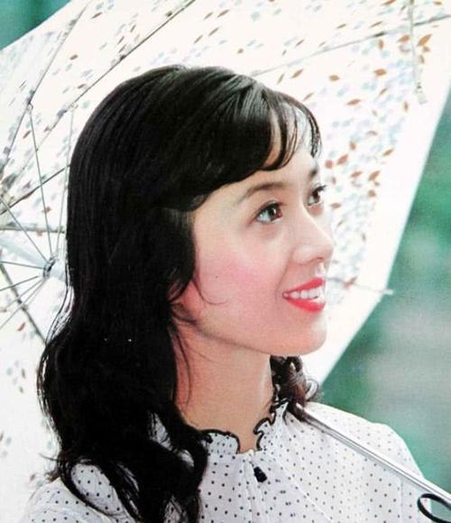 80年代第一美女龚雪,因"流氓案"断送事业,远走美国后过得如何