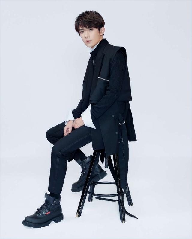 易烊千玺《朋友请听好》最新造型曝光一身黑look潮流有型 眸光深邃