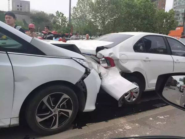 晋城又现惨烈车祸,泽州路白