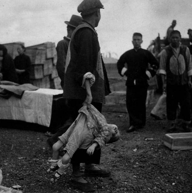 1937年,在日军袭击中丧生的儿童,像不像叙利亚的那位儿童?