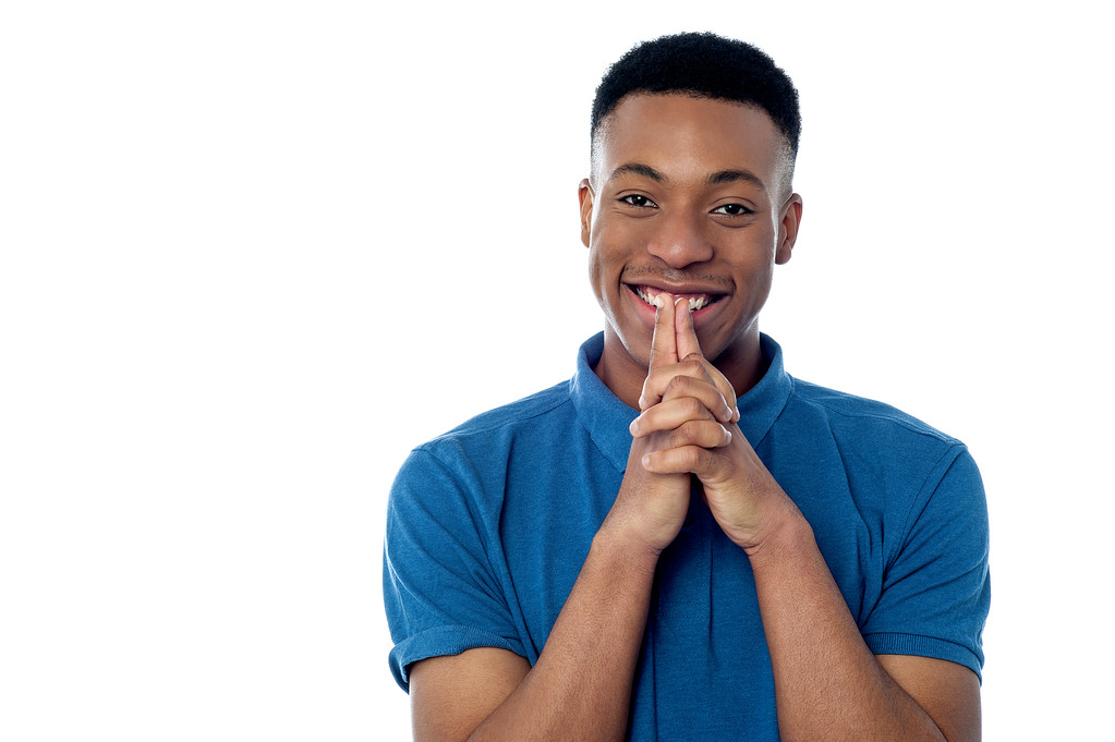 微笑非洲帅哥,年轻帅哥,着紧握的手