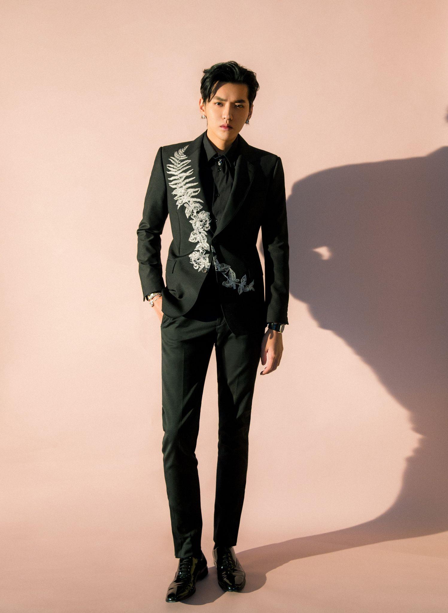 求问各位鲵们有没有吴亦凡正脸全身照啊