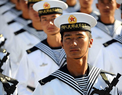 海军舰艇模型引发男孩身穿海魂衫头戴飘带帽潇洒的海军梦