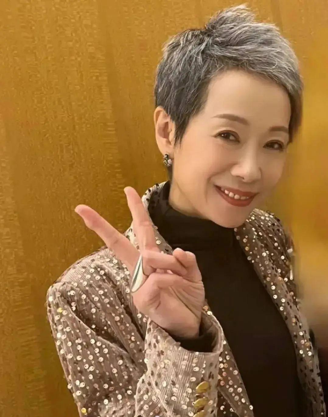 叶童老了比赵雅芝漂亮,不整容不扮嫩看着舒服,赵雅芝太装像假人_穿着